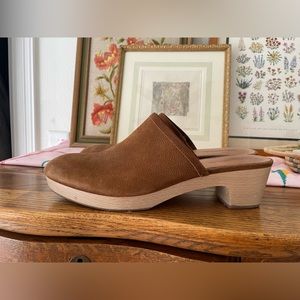 Madewell The Ruby Clog in Suede. Color: Rustic Twig